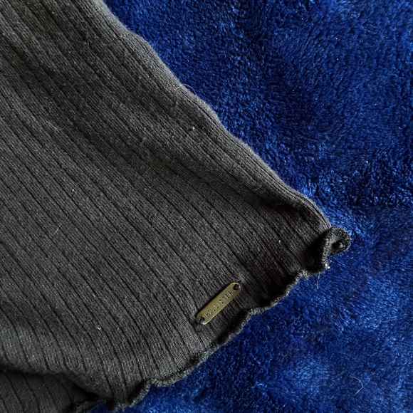 Black Hollister Ruffle Tee - Picture 4 of 4